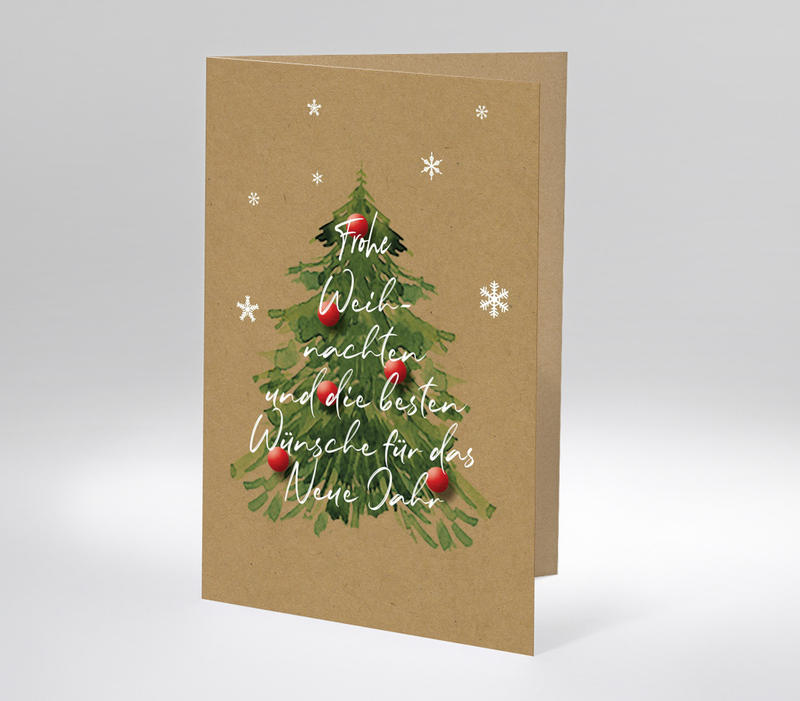 eihnachtskarte mit handgemaltem Tannenbaum auf Kraftpapier und weißer Schrift Frohe Weihnachten und die besten Wünsche für das Neue Jahr