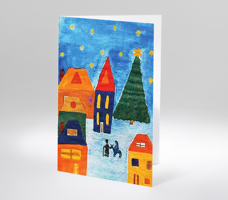 Bunte Weihnachtskarte mit Kinderzeichnung: Häuser, Tannenbaum und Sternenhimmel